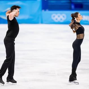 Mirrored choreography on Olympic ice