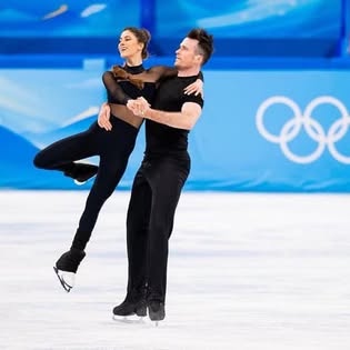 Simon Proulx-Sénécal lifting Tina Garabedian during their Olympic free dance